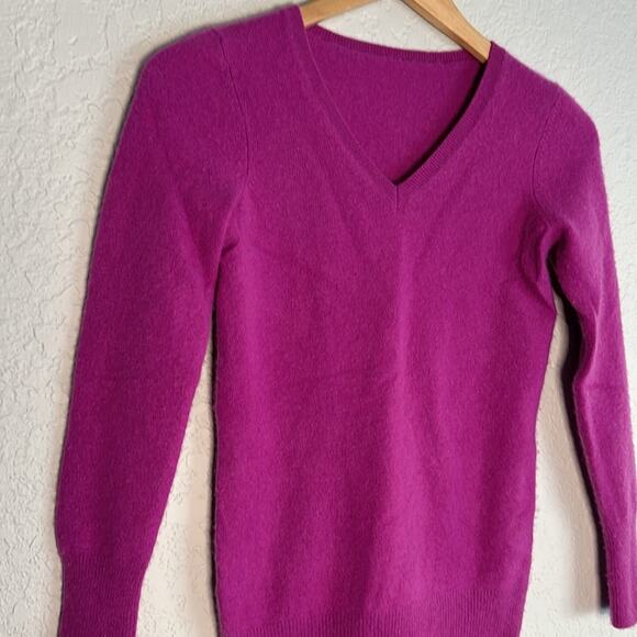 Roundtree & Yorke Fuchsia Pink 100% Cashmere Sweater V Neck Preppy Academia Y2K - Picture 2 of 6